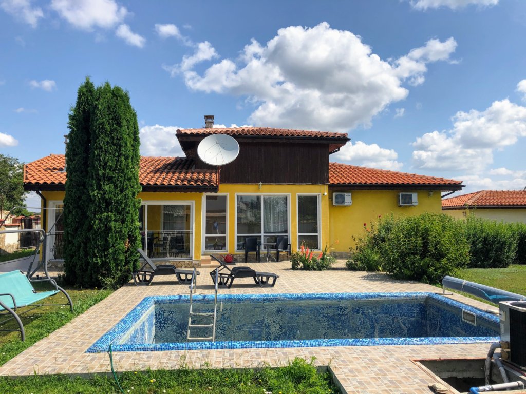 Verkauft Mobliertes Haus Mit Beheiztem Pool Und Gasthaus In Der