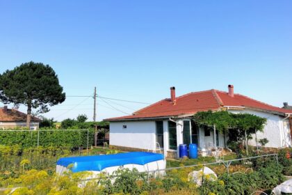 Renoviertes Haus am Rande des Dorfes mit schönen 2500 qm. Garten – 30 min zum Strand
