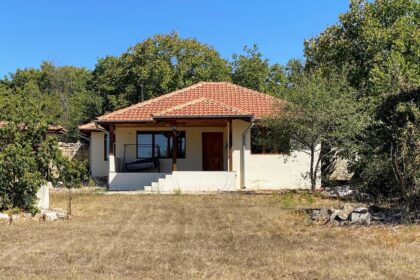 Schönes 3-Zimmer-Steinhaus mit privatem 1140 qm großem Garten in der Nähe von Provadia, Varna
