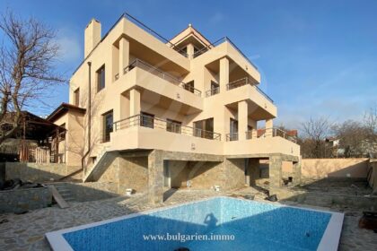 Neu gebaute 3-stöckige Villa mit perfektem Meerblick
