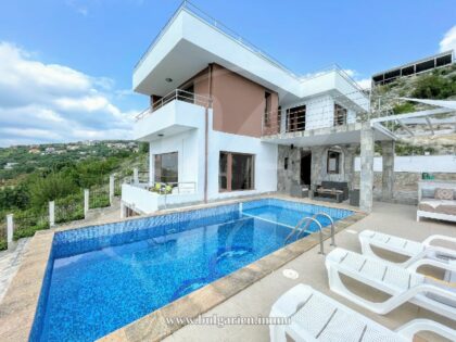 Villa auf einem Hügel mit Panoramablick auf das Meer bei Albena