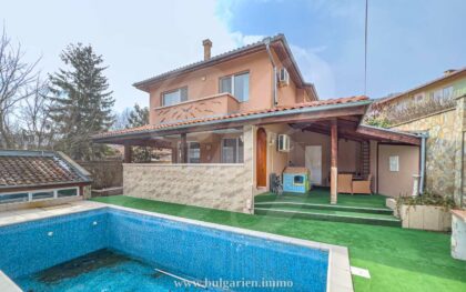 Zweistöckiges Haus mit Pool in Baltschik