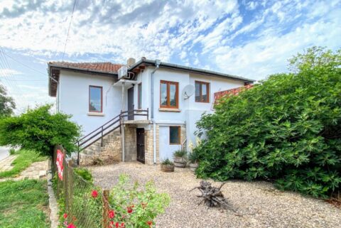 * Verkauft * Unbeflecktes 5-Zimmer-Haus mit 2600 m2 garten. Ausgezeichnetes Dorf und Lage – nur 20 Minuten Fahrt nach Varna