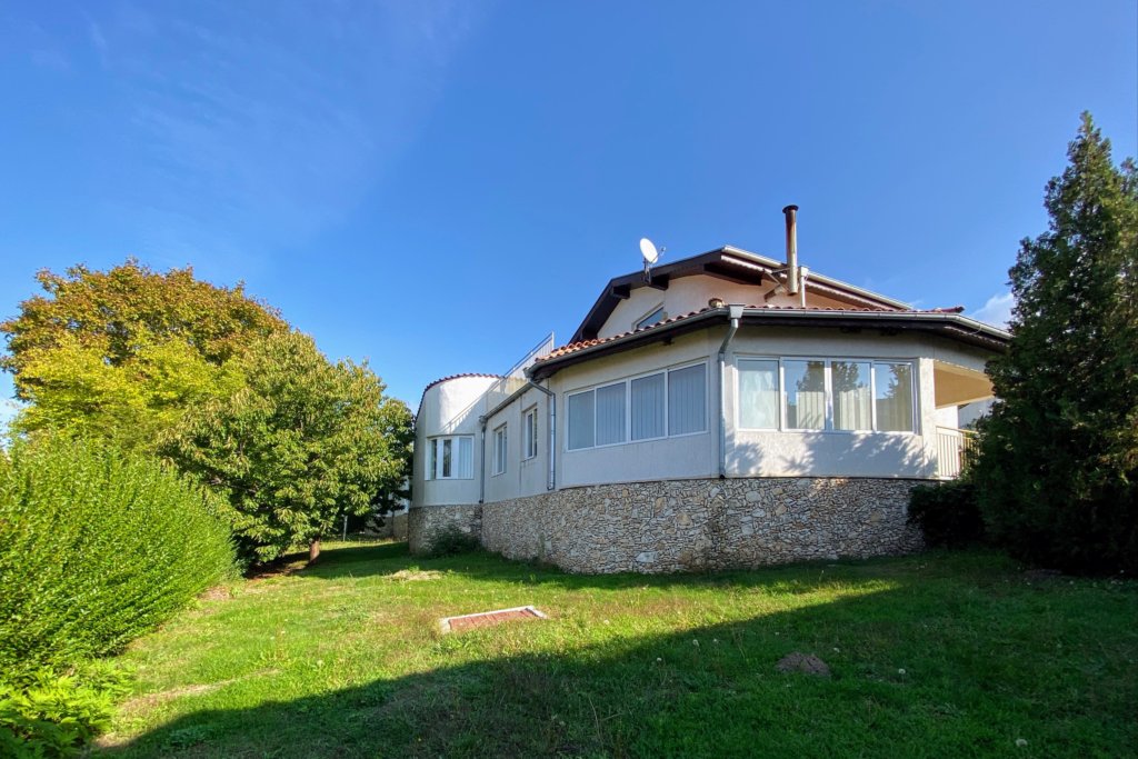 5ZimmerHaus mit Blick in einem eingezäunten Komplex, in