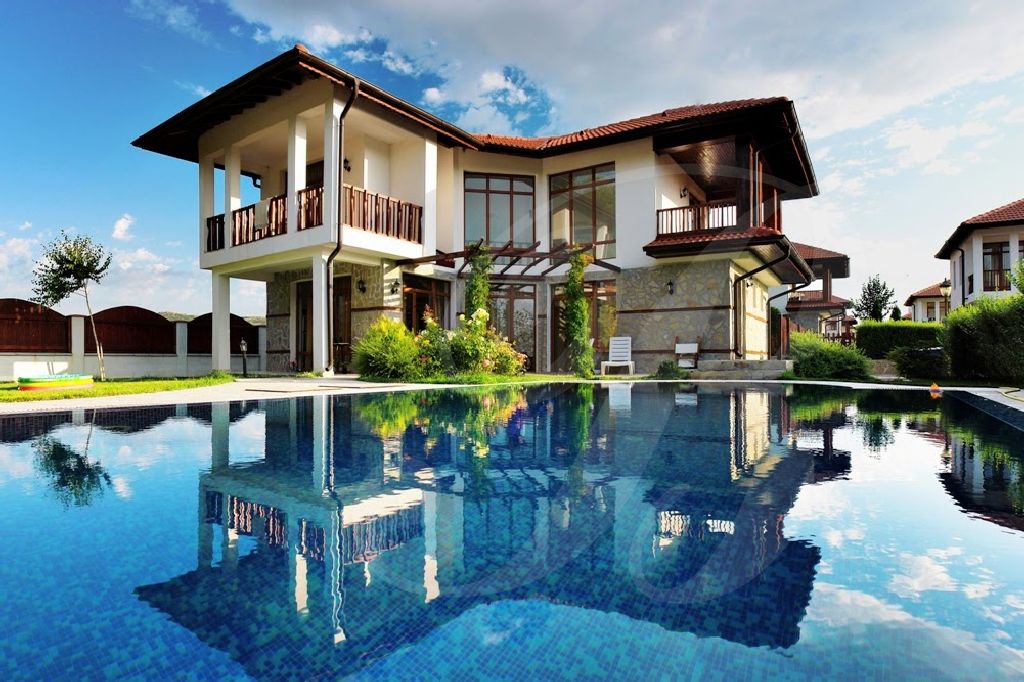 Haus mit Pool in geschlossener Wohnanlage bei Sonnenstrand