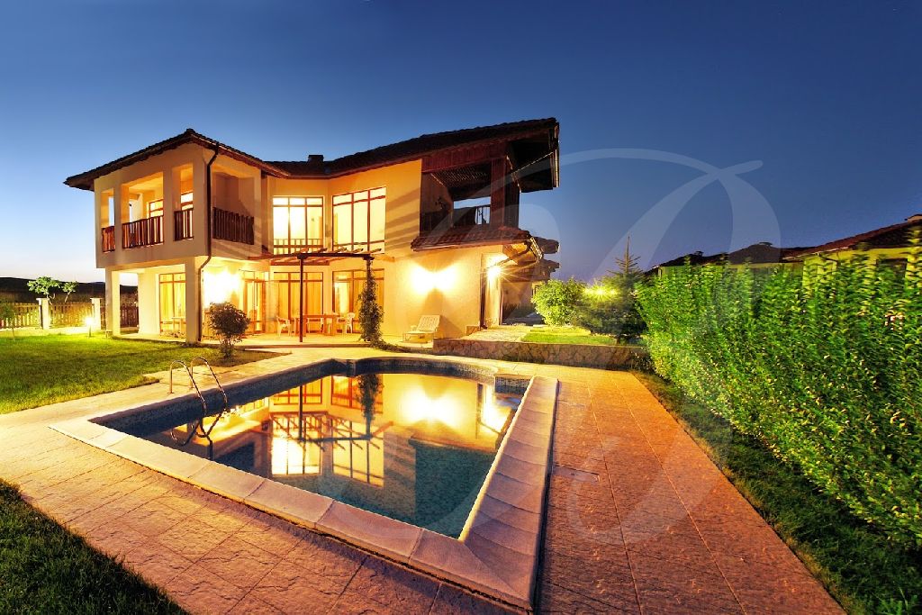 Haus mit Pool in geschlossener Wohnanlage bei Sonnenstrand