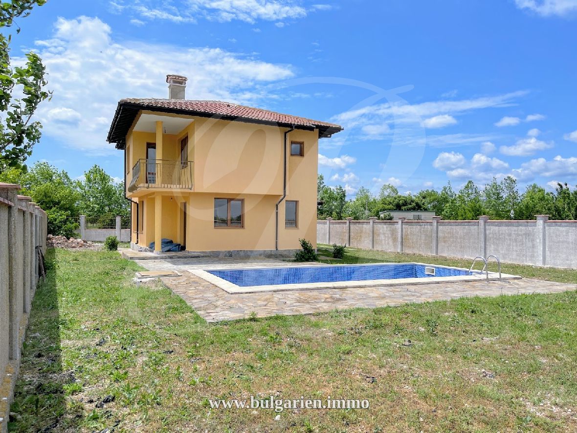 Neugebautes 2-stöckiges Haus mit Pool und entferntem Meerblick