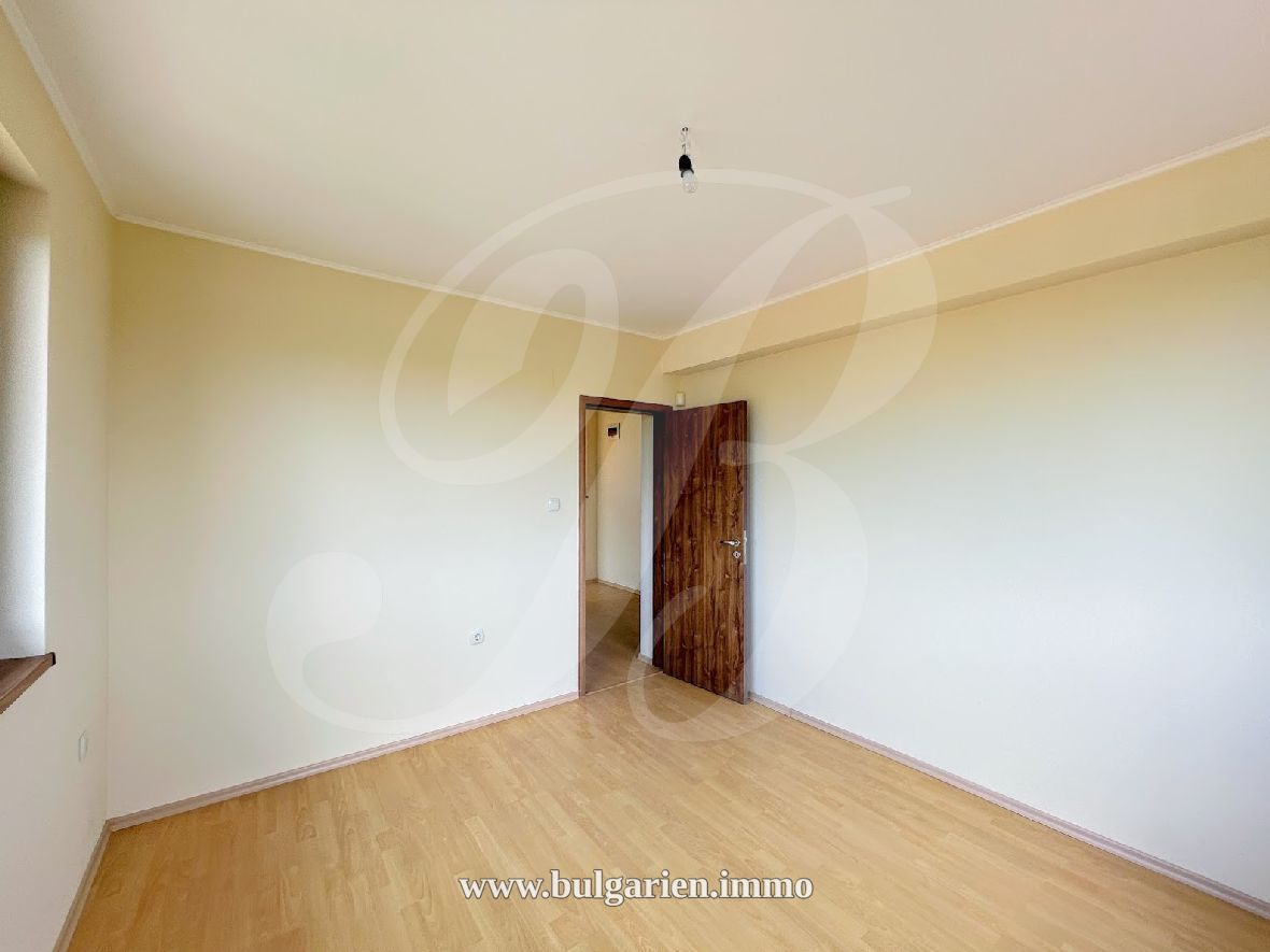 Neugebautes 2-stöckiges Haus mit Pool und entferntem Meerblick