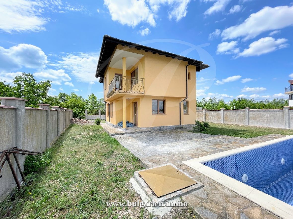 Neugebautes 2-stöckiges Haus mit Pool und entferntem Meerblick