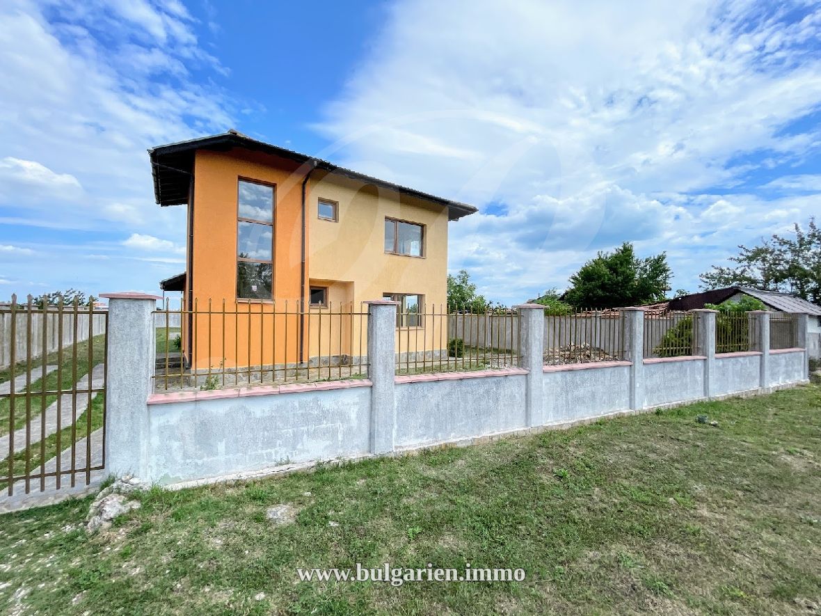 Neugebautes 2-stöckiges Haus mit Pool und entferntem Meerblick