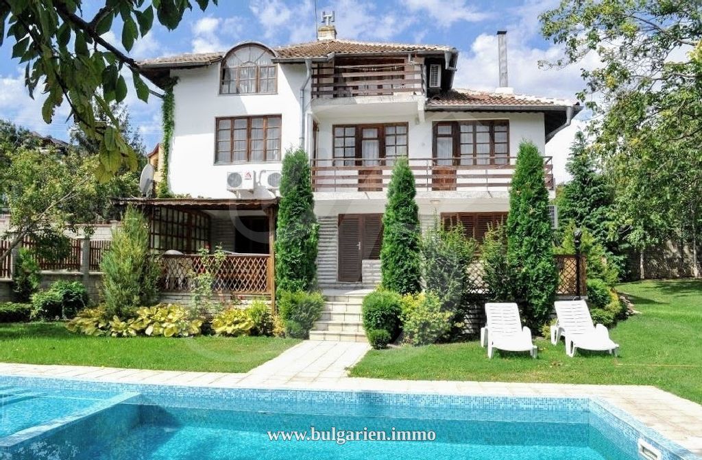 Große Villa mit Pool in Strandnähe * Verkauft