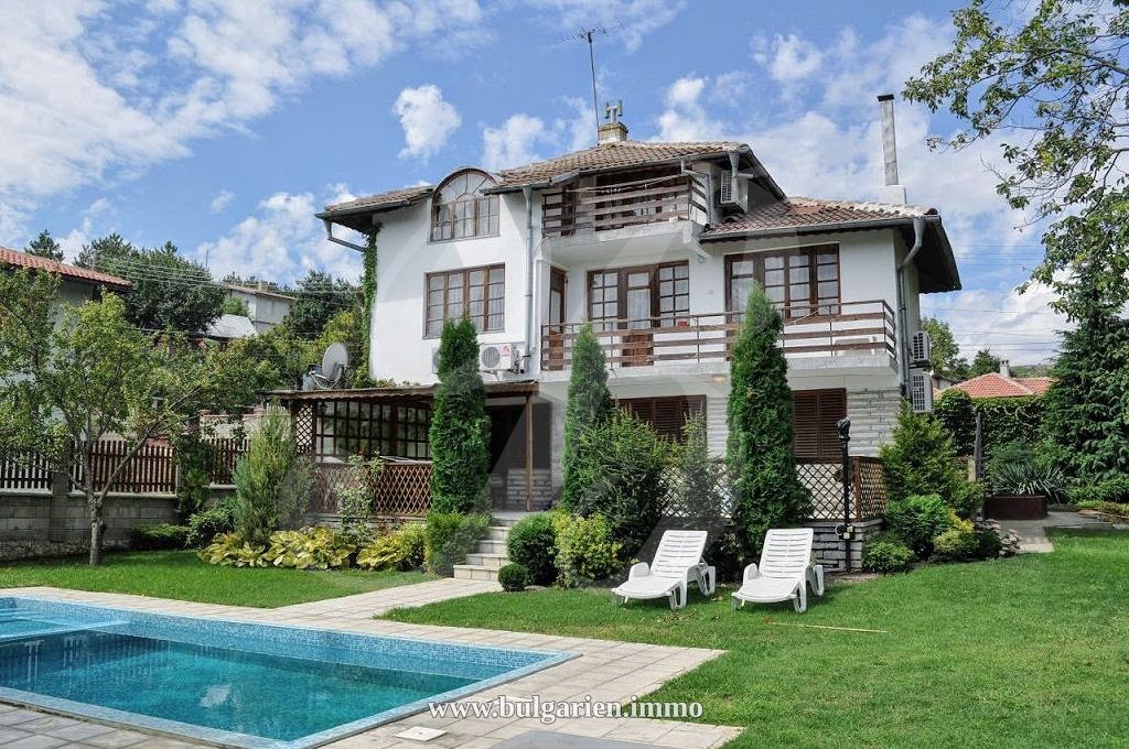 Große Villa mit Pool in Strandnähe * Verkauft