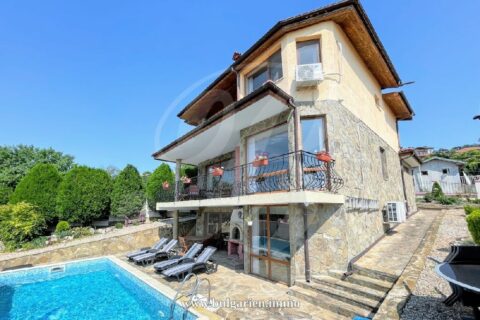 Prächtige Villa mit Panoramameerblick und Pool bei Albena