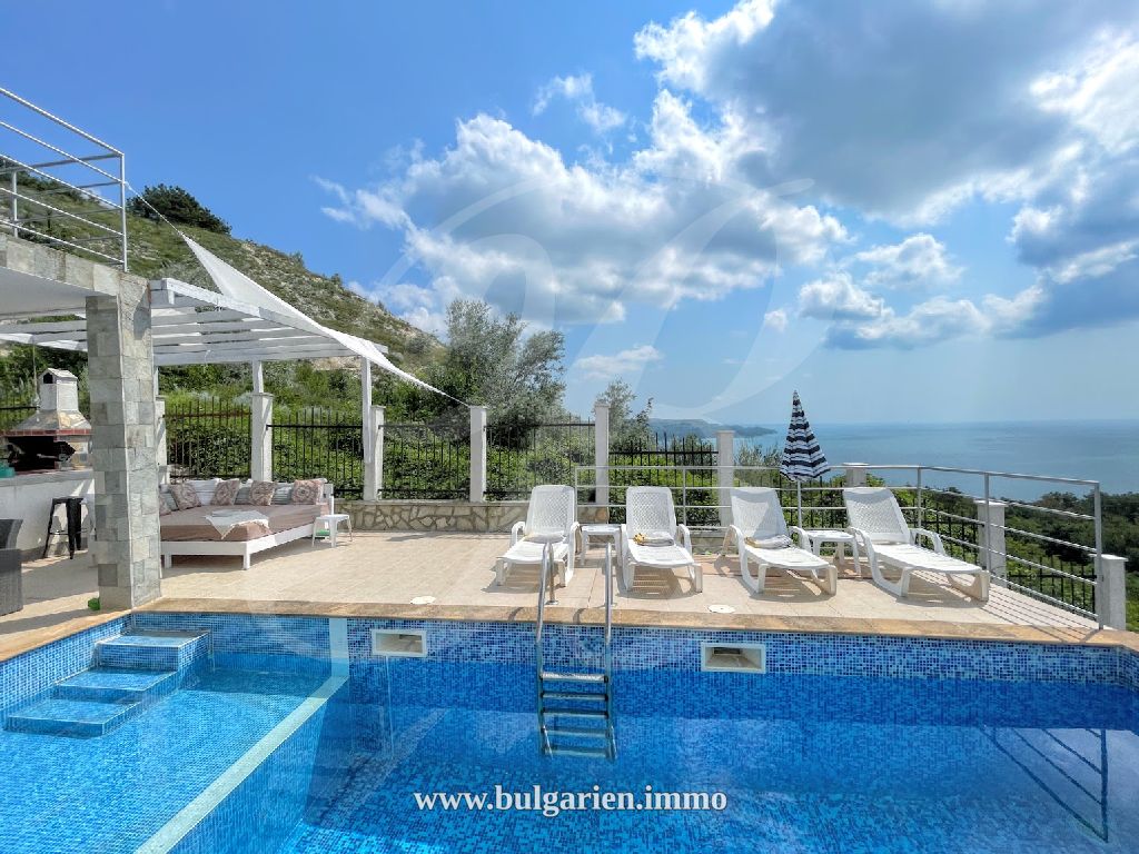 Villa auf einem Hügel mit Panoramablick auf das Meer bei Albena