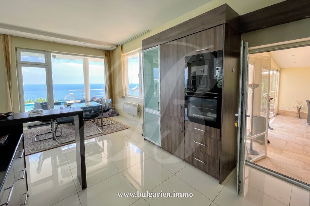 Erstaunliche Villa mit perfektem Meerblick und Panoramapool bei Albena