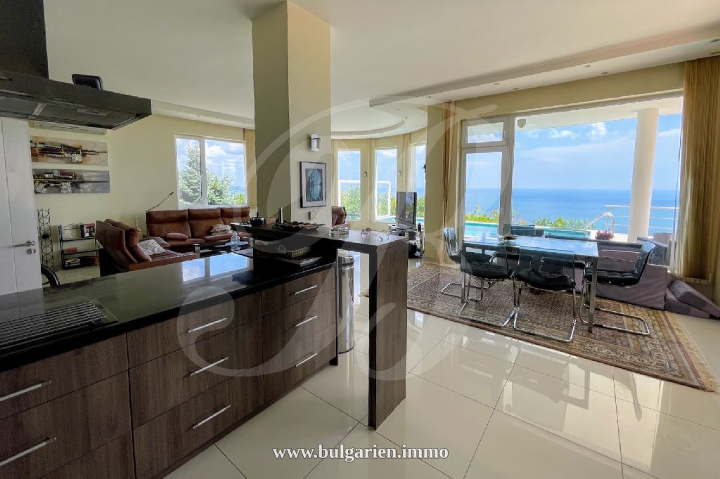 Erstaunliche Villa mit perfektem Meerblick und Panoramapool bei Albena