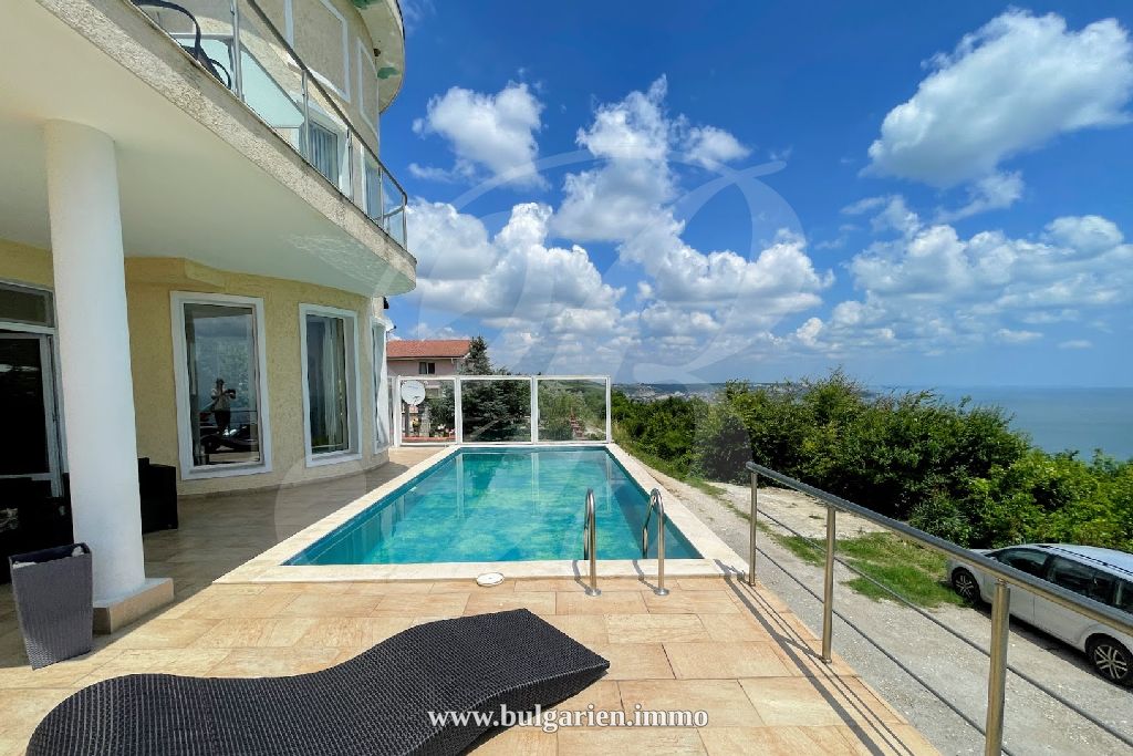 Erstaunliche Villa mit perfektem Meerblick und Panoramapool bei Albena