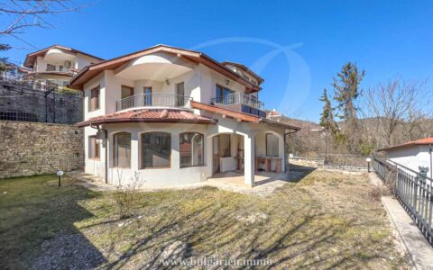 Zweistöckiges Haus mit freier Aussicht in Balchik  * Verkauft *