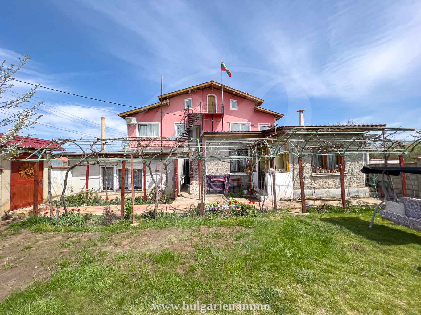 Zweistöckiges Haus mit 1000 qm Grundstück und einer Garage, in der Nähe von Balchik