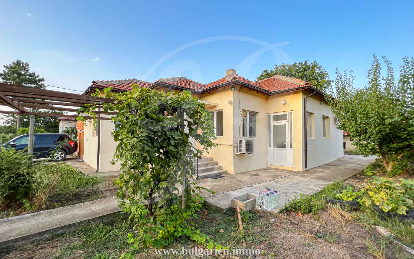 Renoviertes einstöckiges Haus mit 1200 qm Grundstück