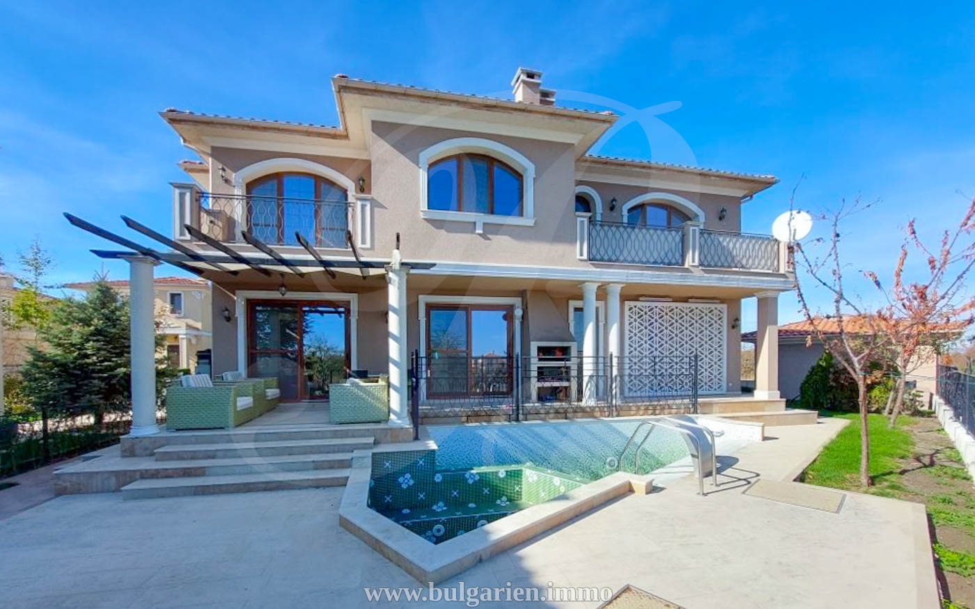 Image showcasing Villa mit Meerblick in einer Wohnanlage am Strand
