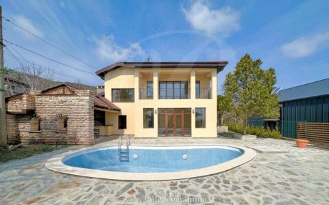 Neu gebautes modernes Haus mit Meerblick und Pool