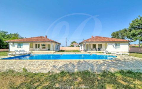 Zwei charmante Häuser mit großem Pool auf weitläufigem Grundstück bei Balchik