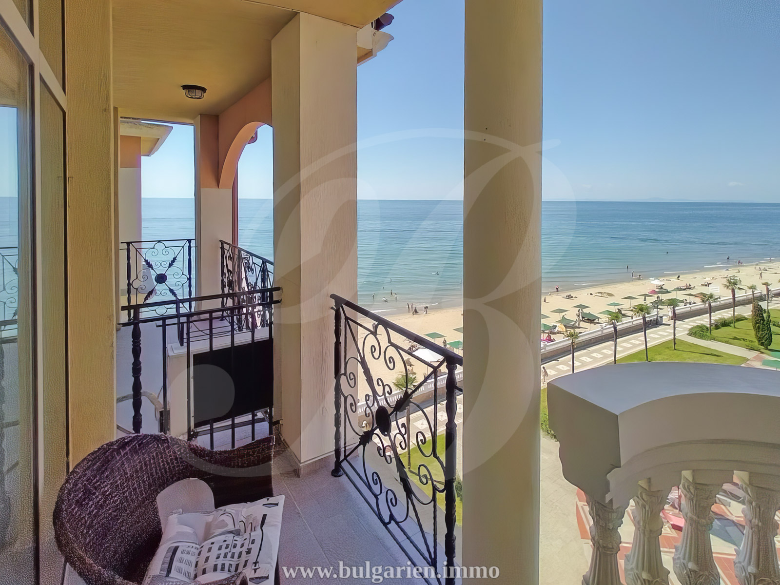 Image showcasing Große Wohnung direkt am Strand mit Meerblick - Elenite, Andalusien