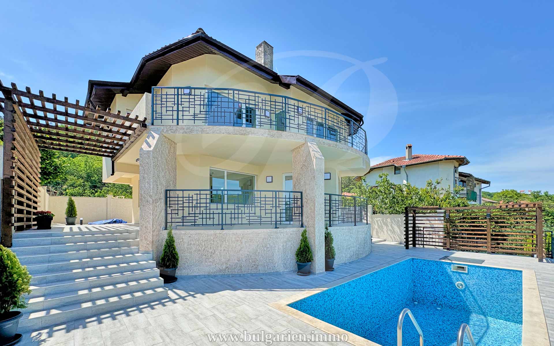 Villa mit Pool, Meer  und Waldblick in Balchik