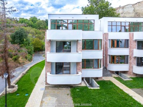 Direkt am Meer: Dreistöckiges Haus nur wenige Schritte von der Promenade von Balchik entfernt