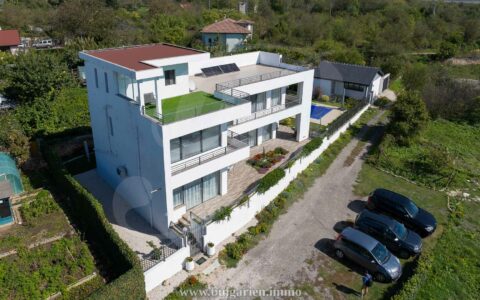 Großes modernes Haus mit Panorama-Meerblick, Pool und Dachterrasse