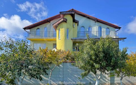 Großzügiges 3-stöckiges Haus mit Charme, Garten und Meerblick