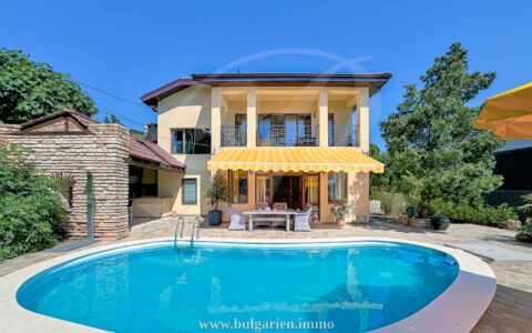 Neu gebautes modernes Haus mit Meerblick und Pool