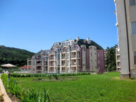 Geräumiges Penthouse im obersten Stockwerk mit Meerblick – Kavarna Hills