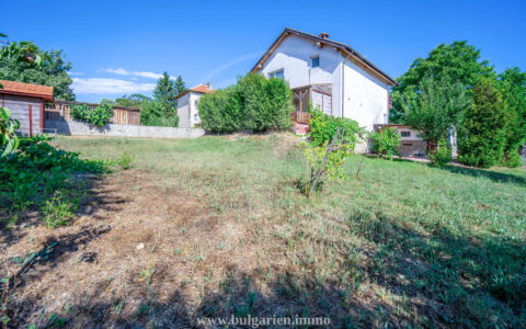 Zweistöckiges Haus mit Garage nahe Albena