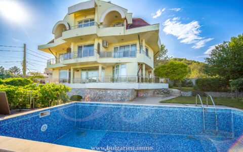 Großes 4-stöckiges Haus mit Meerblick und Pool – nur 200 m vom Meer entfernt