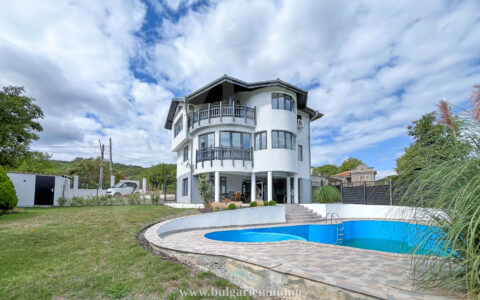 Makelloses Haus mit Pool, nur wenige Minuten vom Strand entfernt